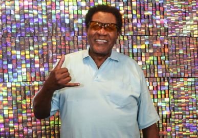 Tony Tornado fala sobre prisão após subir ao palco no <i>show</i> de Elis Regina: - <i>Fui preso, mas com muito prazer</i>
