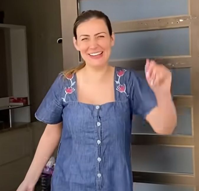 Andressa Urach recebe alta hospitalar após 20 dias internada em clinica psiquiátrica A ex A Fazenda ainda fez uma declaração para o filho, Leon