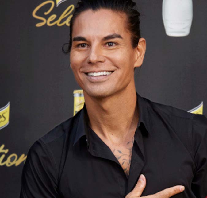 Filho de Julio Iglesias é criticado pela maneira que apresentou namorada brasileira