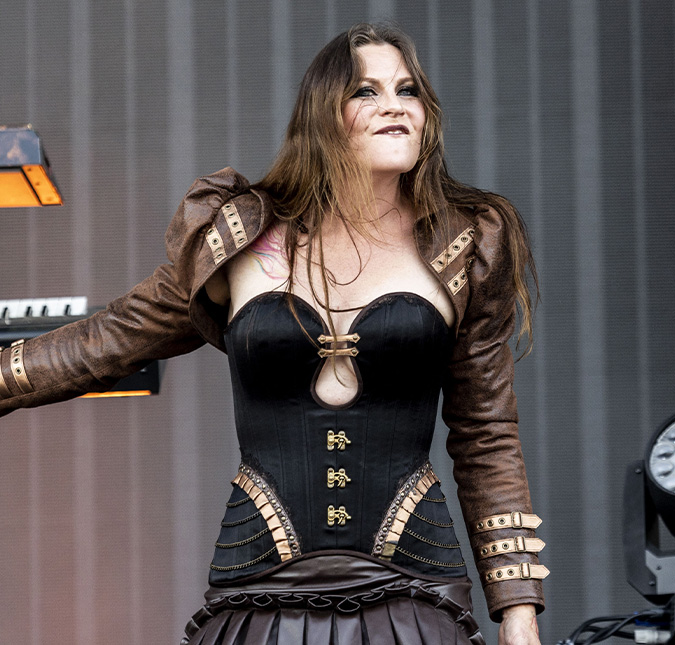 Vocalista da banda Nightwish retira câncer de mama e comemora volta aos palcos