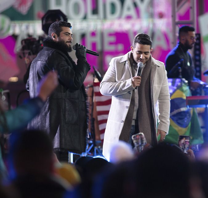 Dupla se apresentou na Times Square, coração da cidade, rodeada por fãs