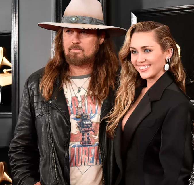 Miley Cyrus não gostou do noivado secreto do pai com cantora 27 anos mais nova, diz site