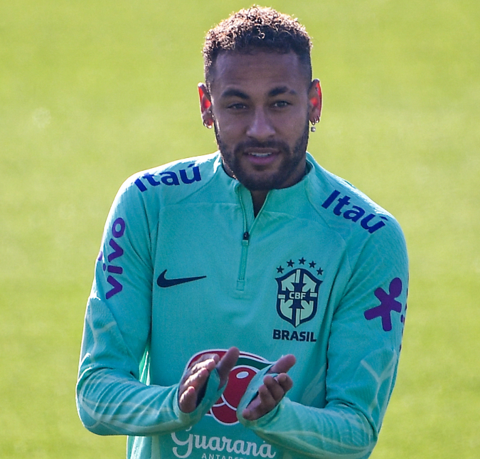 Neymar Jr. decide cobrir a tatuagem que fez com Bruna Marquezine