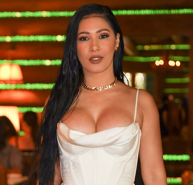 Simaria Mendes posta vídeo de ensaio de fotos e arranca suspiros dos seguidores