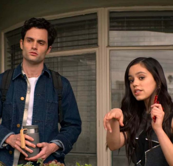 Se você adora maratonar produções da Netflix e está se perguntou se já não a viu em algum lugar... A resposta é sim! Jenna protagonizou a segunda temporada de You ao lado de Penn Badgley.