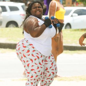 Jojo Todynho surge de biquíni em praia do Rio: 'antes só que mal