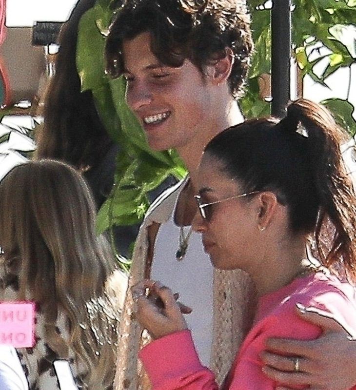 Nova namorada? Shawn Mendes é flagrado em clima de romance com quiroprata de 50 anos de idade