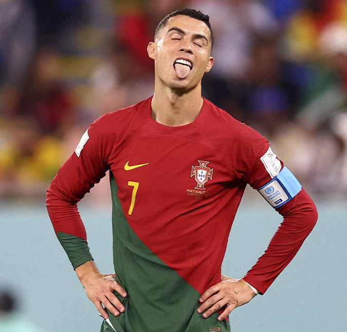 Cristiano Ronaldo tira lanchinho de dentro da bermuda no meio de jogo na Copa do Mundo
