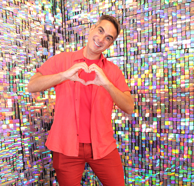 Gustavo Villani canta <i>K-Pop</i> ao vivo durante transmissão da Copa do Mundo do Qatar