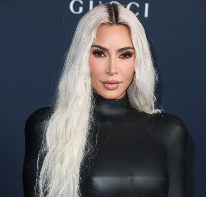 Kim Kardashian se manifesta sobre a polêmica campanha da <I>Balenciaga: Fiquei abalada com as imagens perturbadoras</I>