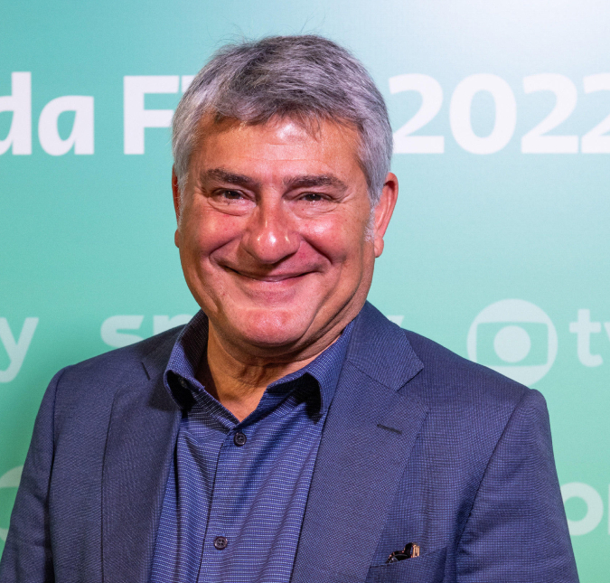 Cléber Machado cobra <i>FIFA</i> após Galvão Bueno ser premiado: <i>- Eles podiam mandar uma coisinha dessa aí para mim</i>