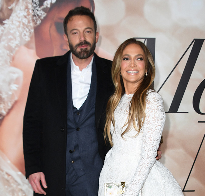 Combinadinhos? Jennifer Lopez e Ben Affleck fazem tatuagens com as iniciais do casal e cantora afirma: <I>Compromisso</i>