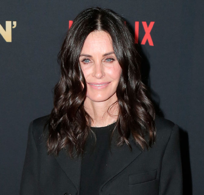 Courteney Cox surpreende fãs de <i>Friends</i> que tiravam fotos nos estúdios da <i>Warner</i>