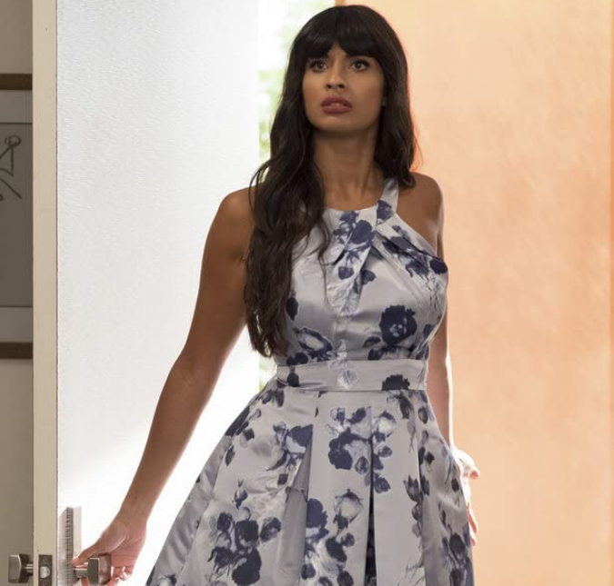 Jameela Jamil, atriz da <I>Marvel</I>, revela que participou de testes químicos por dinheiro: <I>Não façam isso!</I>