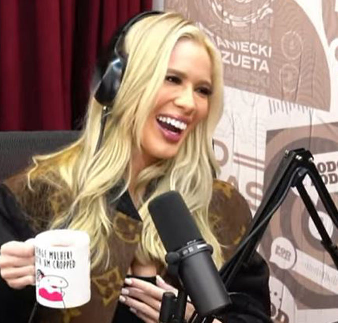 No Qatar, Karoline Lima curte jogo do Brasil e mostra nome errado em sua camiseta do Brasil: <i>Ficou o nome novo árabe</i>