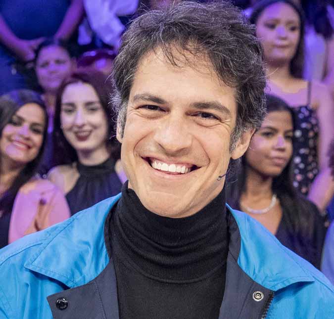 Mateus Solano relembra que caiu nu em peça de teatro e Tatá Werneck brinca: - <i>Então amorteceu bastante</i>