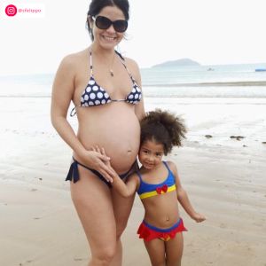 Samara Felippo brinca com a filha no carrossel - OFuxico