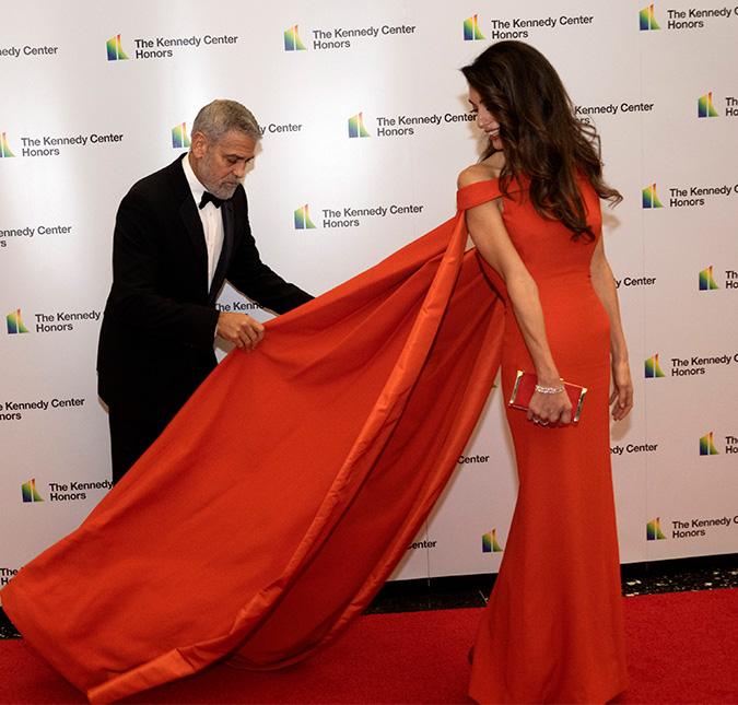 Momento fofo! George Clooney arruma vestido da esposa no tapete vermelho