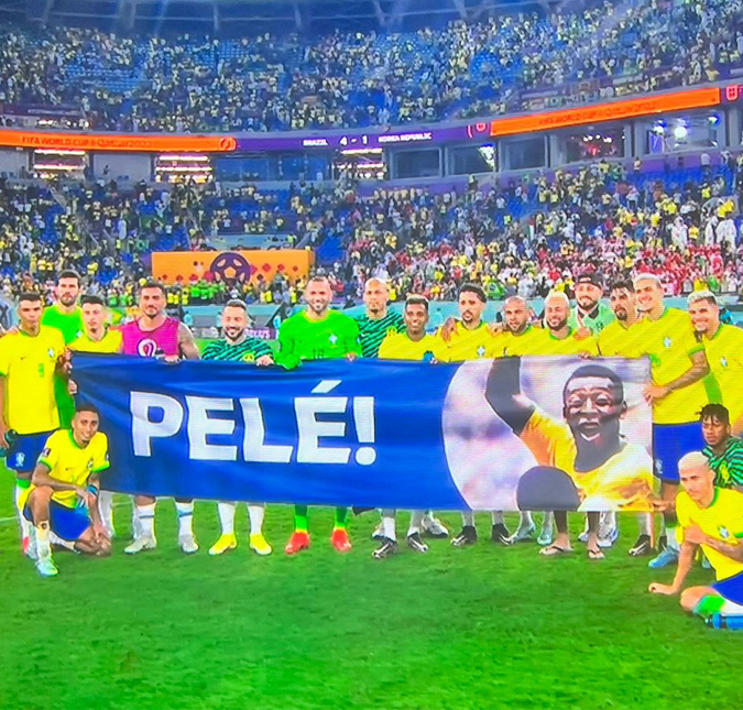 Após classificação na Copa do Mundo, jogadores da seleção brasileira homenageiam Pelé