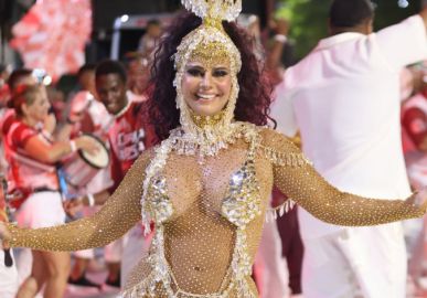 Viviane Araújo leva tombo durante minidesfile de carnaval; veja o momento!
