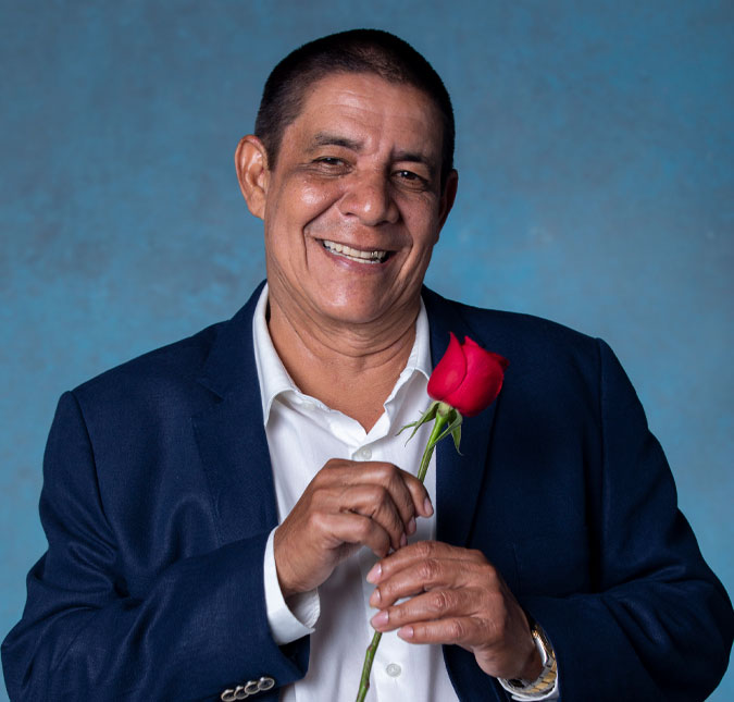 Zeca Pagodinho ganha boneco inspirado em seu icônico <i>look</i> de inverno