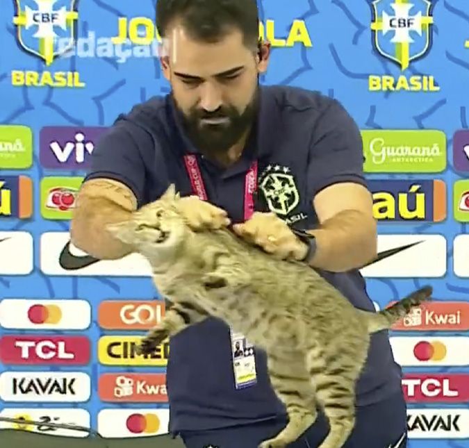 O staff do craque estava participando de um evento com jornalistas e viralizou ao jogar o pequeno Jumo da bancada