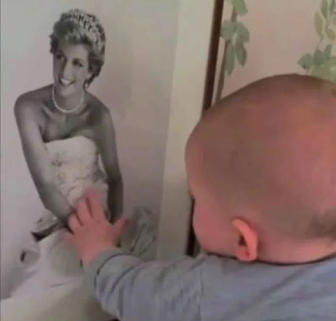 O que dizer de Lilibet Diana olhando uma fotografia da avó?
