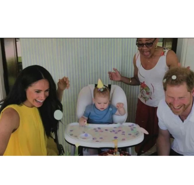 Neste por exemplo, os dois aparecem comemorando o aniversário de Archie ao lado da mãe da atriz, Doria Ragland.