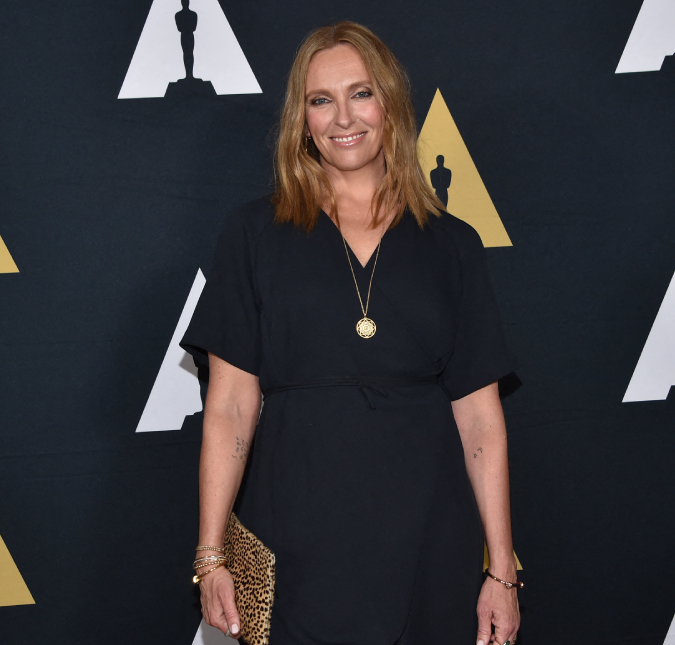 Toni Collette, atriz de <I>Hereditário</I>, anuncia divórcio após fotos do marido beijando outra em praia vazarem