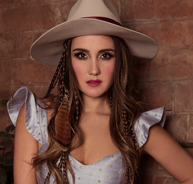 Dulce María lança versão inédita do álbum <i>Origen</i> com novas faixas e regravações