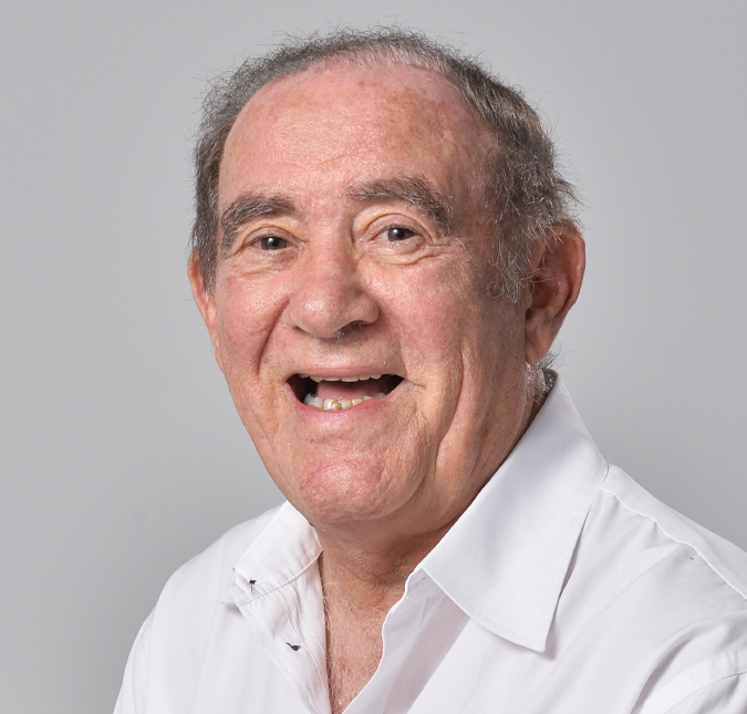 Renato Aragão recebe alta hospitalar e agradece mensagens de carinho: <i>Muito feliz de estar em casa e com saúde</i>