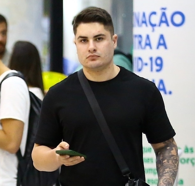 Após medida protetiva de Jojo Todynho, Lucas Souza chora e desabafa: - <i>Nunca ameacei ninguém e nunca ia tocar em uma mulher</i>