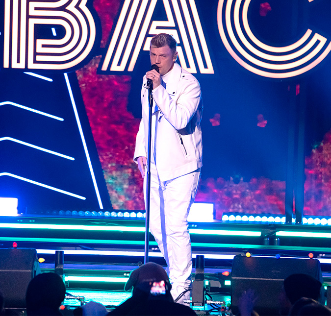 Nick Carter ignora polêmicas e volta aos palcos após ser acusado de agressão sexual