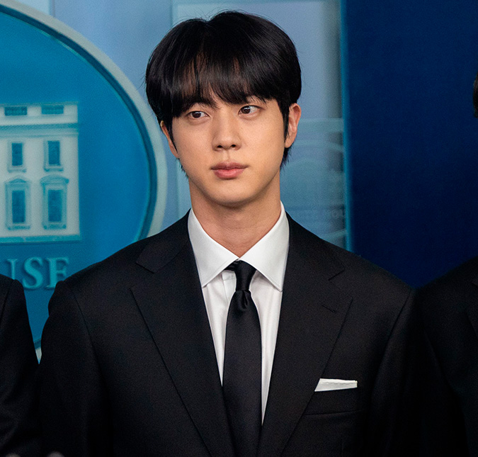 Jin, do <i>BTS</i>, se despede de fãs antes de entrar no serviço militar obrigatório