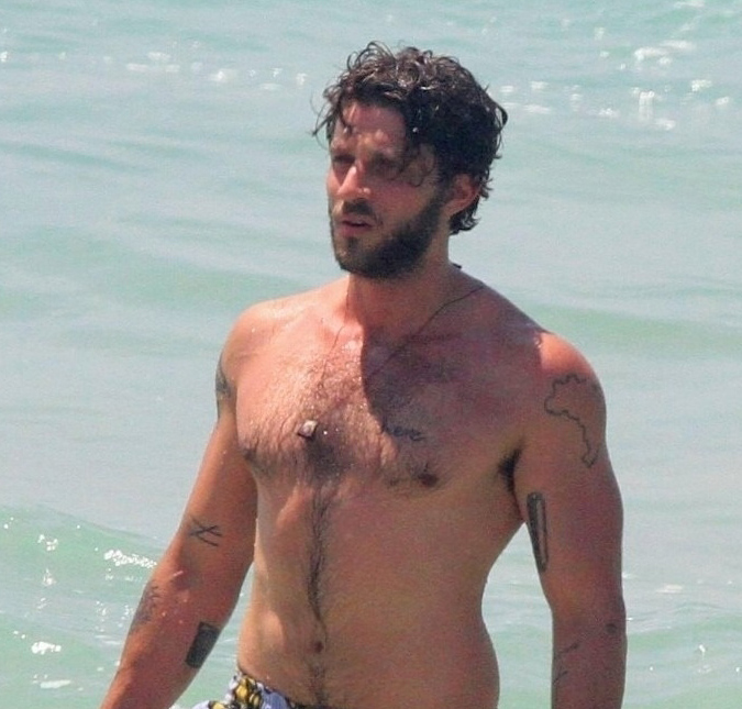 Chay Suede ostenta corpão em dia na praia ao lado dos amigos, e Laura Neiva se derrete: <i>Lindo</i>