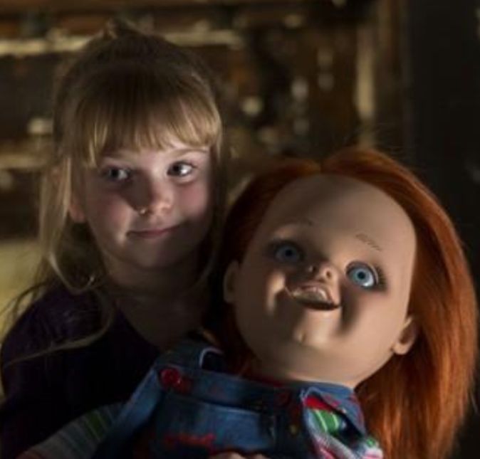 Quase dez anos depois, em 2013, vem nas telonas o filme A Maldição de Chucky. Depois do mórbido suicídio de sua mãe, Nica (Fiona Dourif) recebe a visita de sua autoritária irmã Barb (Danielle Bisutti), que pretende ajudar nos arranjos do funeral. Sua filha vem acompanhada de um simpático boneco ruivo (voz de Brad Dourif) que chegou curiosamente pelos correios. Mas quando uma série de assassinatos aterrorizam a vizinhança, Nica começa a suspeitar que o brinquedo tenha alguma relação com estes fatos. Ela nem suspeita que Chucky está de volta para resolver casos pessoais de mais de 20 anos atrás, e ele não poupará esforços em seu caminho, até a conclusão sangrenta e chocante.