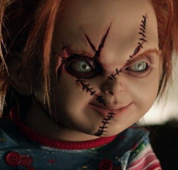 No ano de 2017 foi lançado o O Culto de Chucky. Após investigações, a polícia ficou convencida de que foi Nica Pierce (Fiona Dourif) que assassinou brutalmente sua família, quando na verdade o crime foi cometido pelo famoso boneco assassino Chucky. Agora no manicômio e acreditando que se livrou do mal, a jovem nem imagina o que sua psicóloga pretende lhe dar como presente.