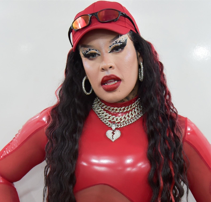 Com clique raríssimo ao lado do namorado, Gloria Groove celebra oito anos de relacionamento: <i>Amor bonito e tranquilo</i>