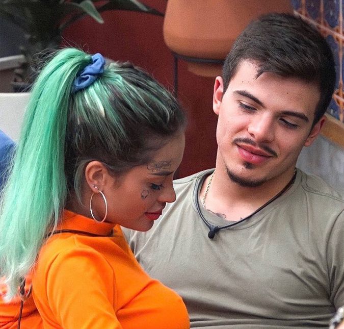 Após acusar Thomaz Costa de agressão, Tati Zaqui consegue medida protetiva na Justiça Cantora passou por uma exame de corpo delito para analisar hematomas