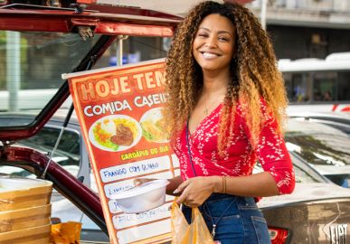 Sheron Menezzes celebra primeira protagonista em 20 anos de carreira e autora de <I>Vai Na Fé</i> desmente rumores de ser uma trama gospel