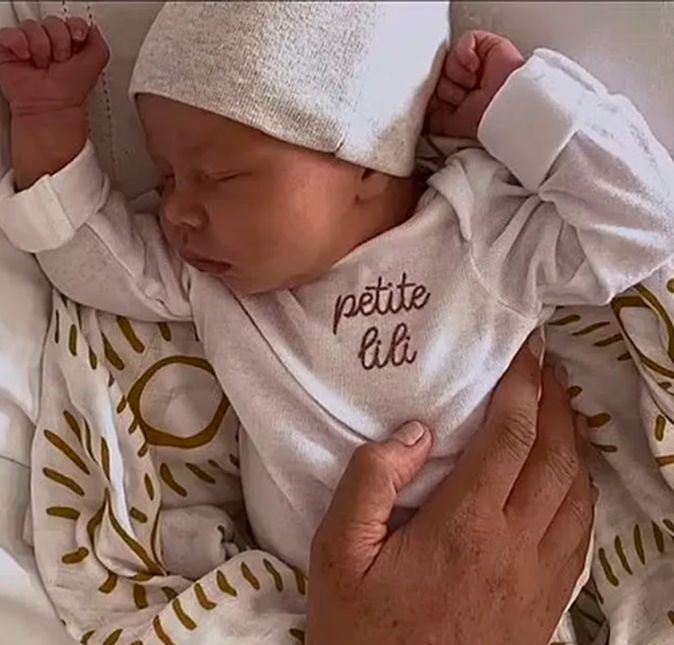 Nesse registro, a bebê aparece tirando um merecido cochilinho e usa um body escrito Petite Lili, que em francês significa Pequena Lili. Que fofura, né?