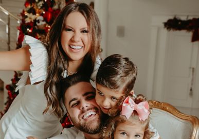 Na reta final do ano, Zé Neto e Natália Toscano fazem agradecimento e se derretem pela família: <i>Principal alicerce</i>