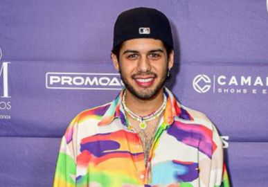 Zé Felipe comemora chegada dos 25 anos de idade com <i>Pool Party</i> e Leonardo aparece de surpresa