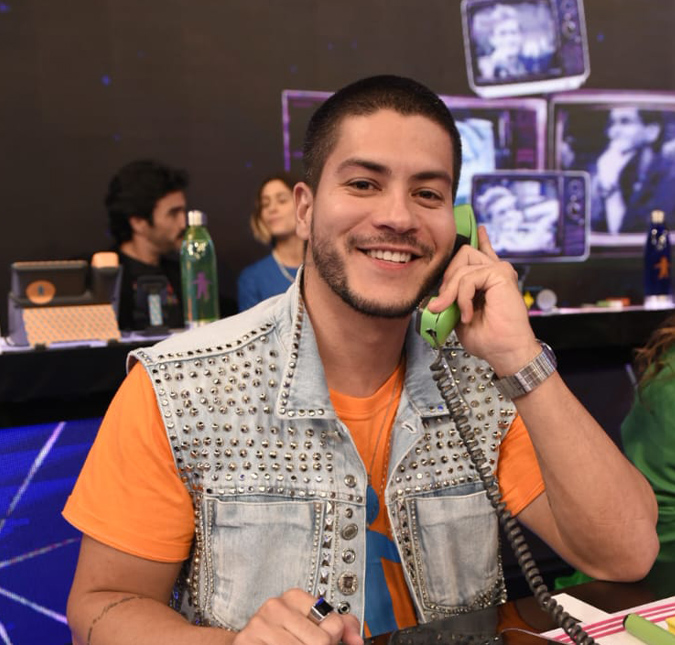 Arthur Aguiar tranquiliza fãs após ausência nas redes sociais: <i>Estou de cama</i>
