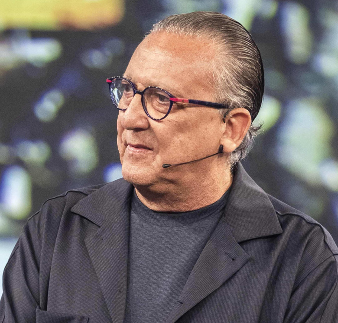 Em sua última narração, Galvão Bueno revela que está se sentindo <i>esquisito</i> e brinca: <i>Acho que não vou narrar</i>