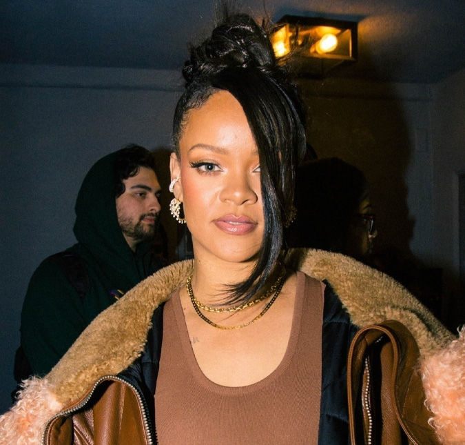 Jornalista revela que Rihanna foi obrigada a mostrar foto do filho, entenda
