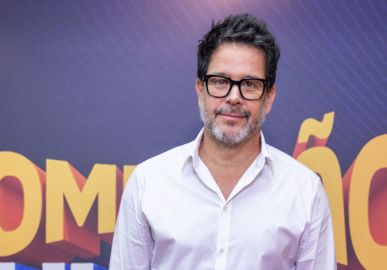 Murilo Benício aparece ao lado de namorada em foto com outros famosos