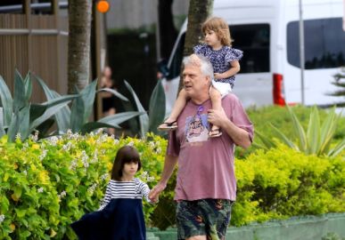 Pedro Bial passeia com as duas filhas pela praia do Arpoador; veja!