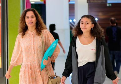 Em momento raro, Camila Pitanga é vista passeando com a filha; confira os cliques