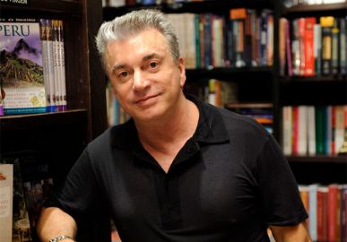 Edney Silvestre se emociona ao se despedir da <i>Globo</i> e recebe carinho de famosos: <i>Isso não é um adeus, isso é um tchau com a minha gratidão</i>